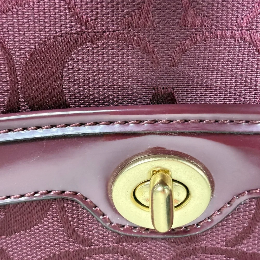 🆕 Coach burgundy fabric  signature C Bag with strap - Picture 8 of 8